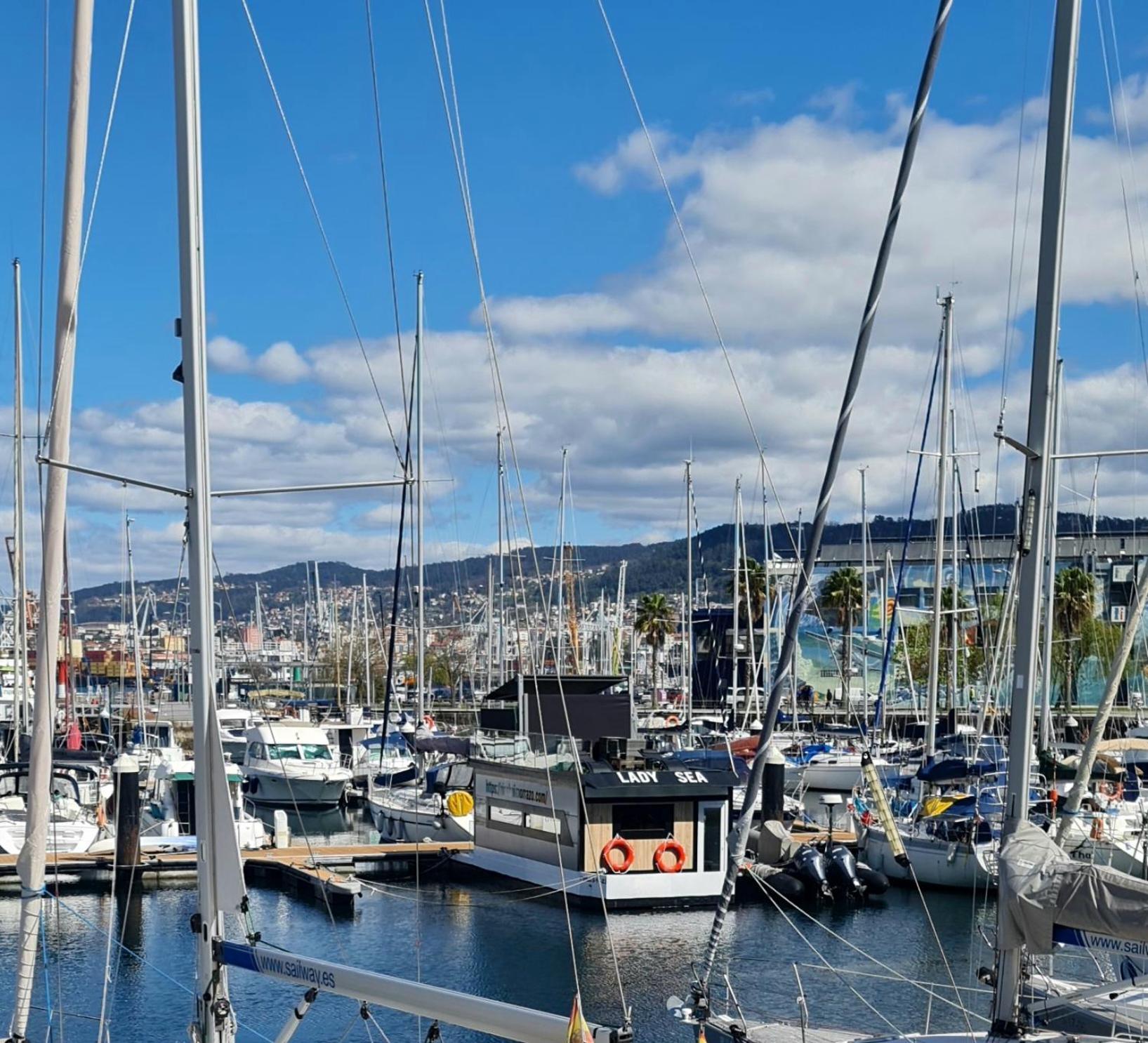 Barco-Apartamento En El Nautico De Vigo Exterior photo